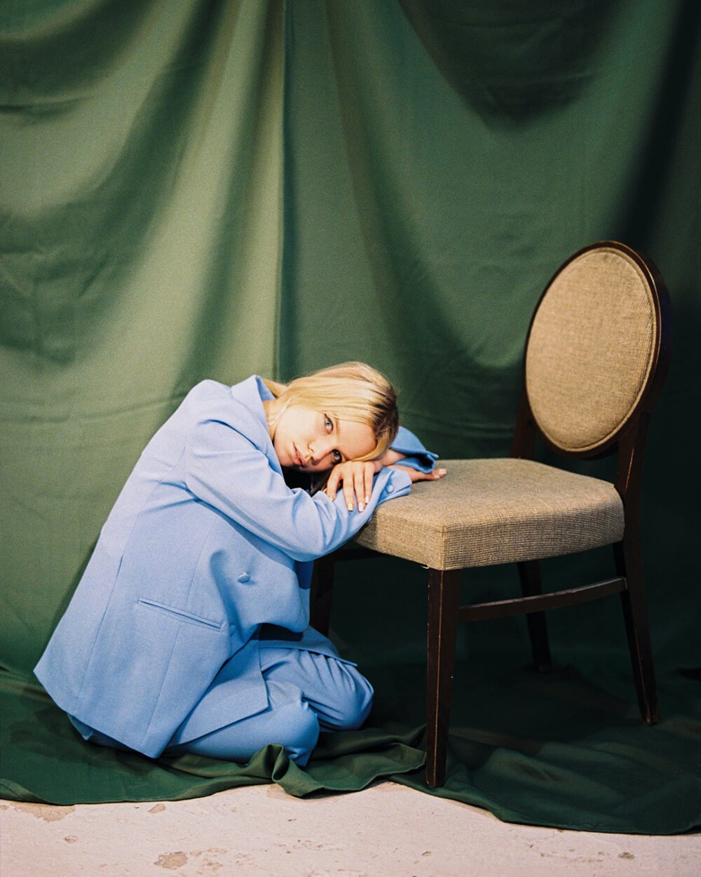 Photography inspiration: Easy photo ideas using a chair ⋆ The Aesthetic ...