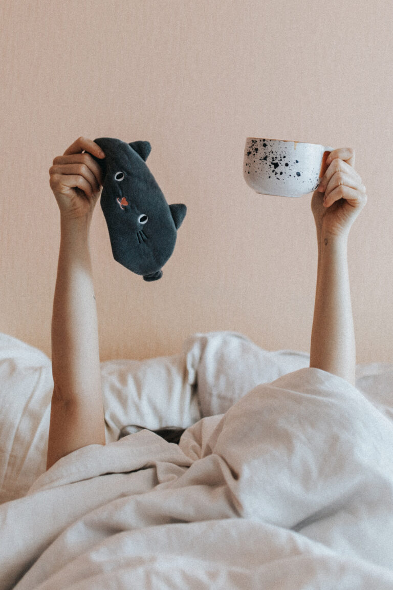 cute-aesthetic-faceless-photo-ideas-covering-face-back-by-lu-amaral-studio-43